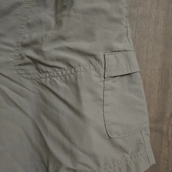 Columbia Sandy River II Cargo shorts color tusk. Size large - Picture 12 of 14